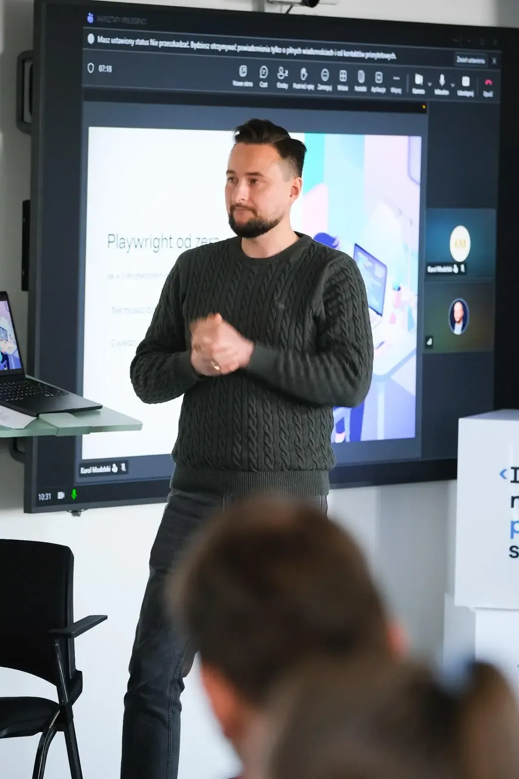 Karol Modelski podczas szkolenia z automatyzacji testów (Playwright)
